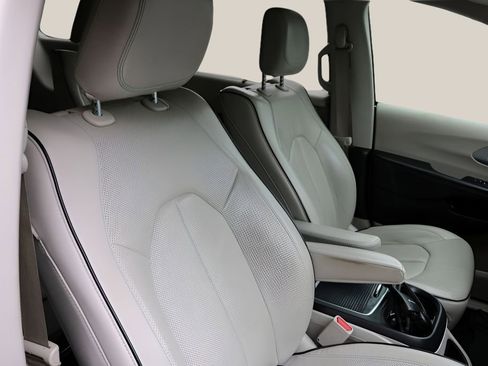Used 2018 Chrysler Pacifica Limited w/ Advanced Safetytec Group FWD image 23