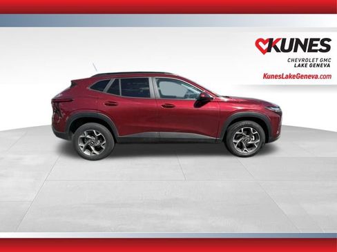 Used 2025 Chevrolet Trax LT w/ LT Convenience Package FWD image 3