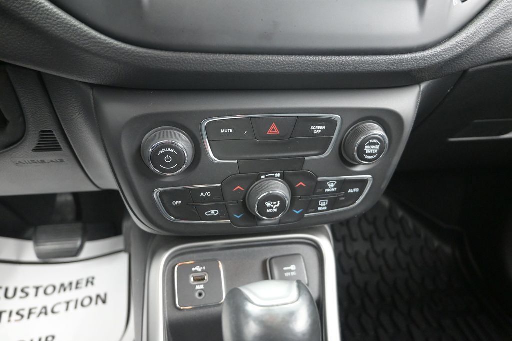 Used 2019 Jeep Compass Latitude FWD image 13