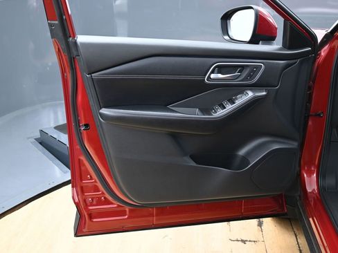 Used 2025 Nissan Rogue Platinum image 43