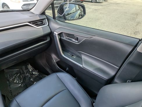 Used 2020 Toyota RAV4 XLE Premium FWD image 19