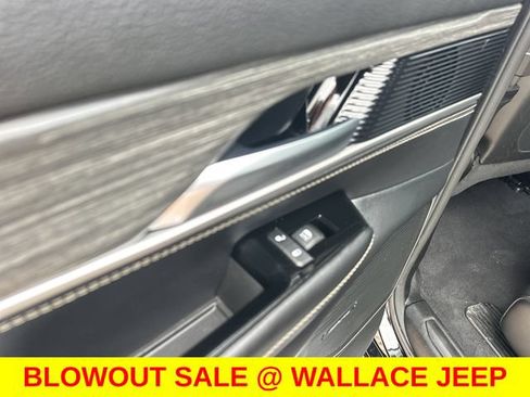 Certified 2024 Jeep Wagoneer Series II w/ Flexible Seating Group AWD/4WD image 13