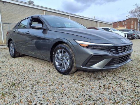 New 2025 Hyundai Elantra Blue image 2