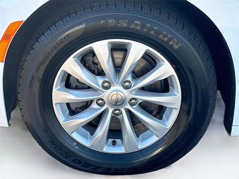 Used 2019 Chrysler Pacifica Touring-L image 34