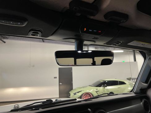 Used 2023 Jeep Gladiator Willys AWD/4WD image 23