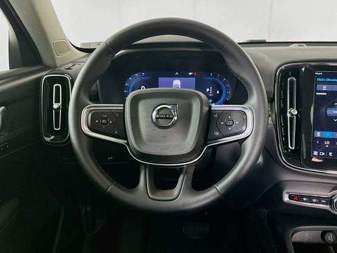 Used 2025 Volvo XC40 B5 Core image 18