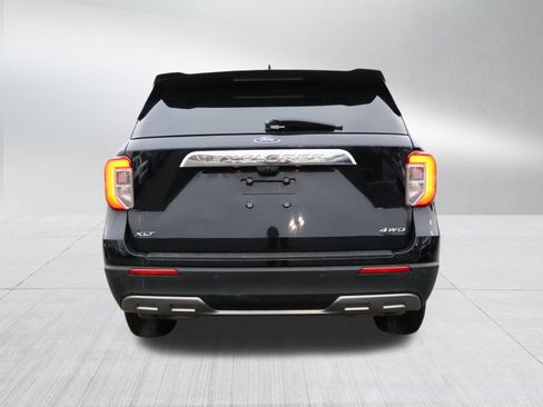 Used 2022 Ford Explorer XLT w/ Equipment Group 202A image 6