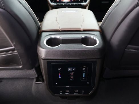 Used 2025 GMC Yukon XL Denali Ultimate AWD/4WD image 14