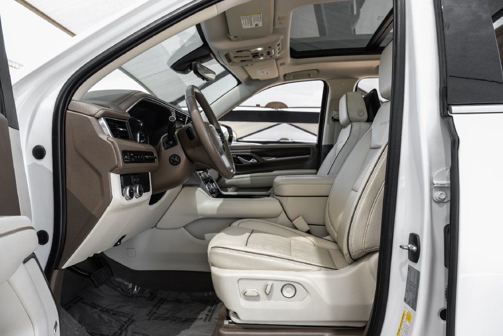 Used 2021 GMC Yukon XL Denali w/ Denali Premium Package RWD image 3