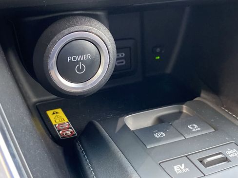 Used 2023 Toyota Venza LE AWD/4WD image 29