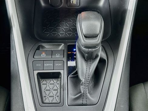 Used 2025 Toyota RAV4 XLE FWD image 25