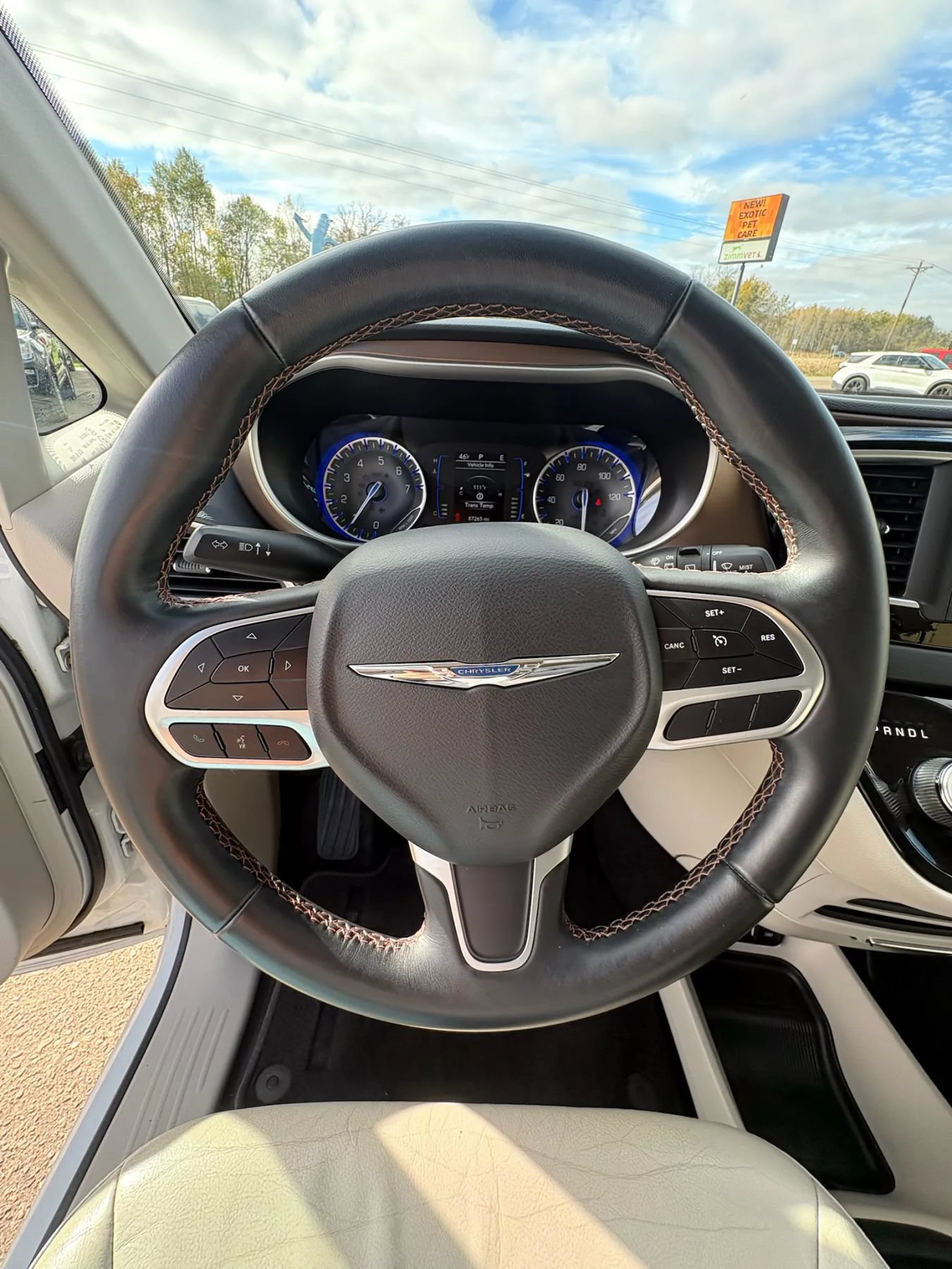 Used 2018 Chrysler Pacifica Touring-L FWD image 16
