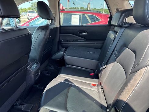 Used 2023 Nissan Pathfinder SL AWD/4WD image 18