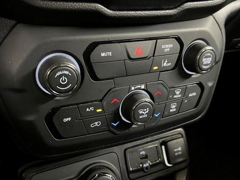 Certified 2022 Jeep Renegade Altitude w/ Sun/Sound Group image 34