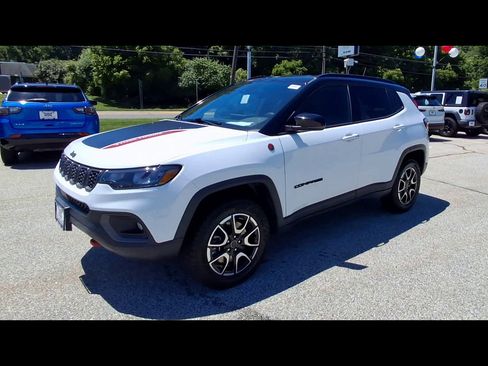 Used 2025 Jeep Compass Trailhawk AWD/4WD image 4