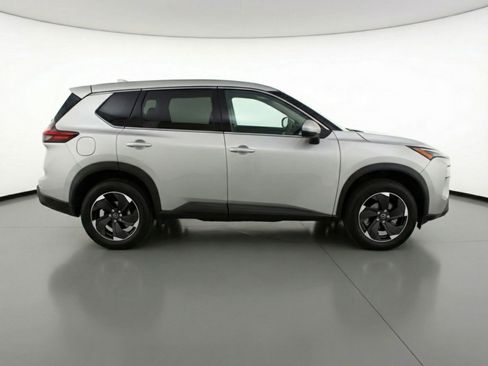 Used 2025 Nissan Rogue SV image 11