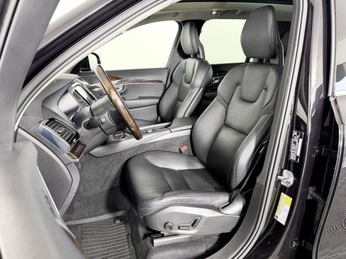 Used 2016 Volvo XC90 T6 Momentum w/ Momentum Plus Package image 31