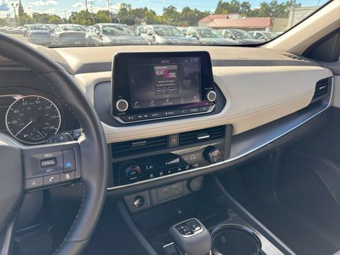 Used 2025 Nissan Rogue SV AWD/4WD image 17