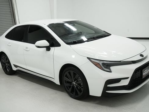 Used 2024 Toyota Corolla SE image 3