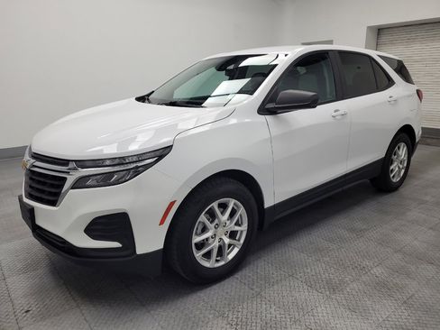 Used 2023 Chevrolet Equinox LS w/ LS Convenience Package FWD image 2