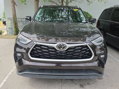 Used 2022 Toyota Highlander XLE FWD image 2