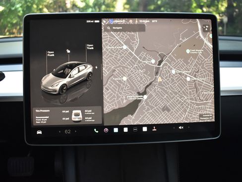 Used 2022 Tesla Model 3 Standard Range image 32