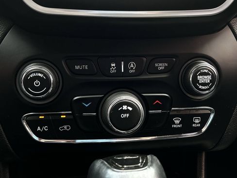 Used 2021 Jeep Cherokee Latitude Plus FWD image 18