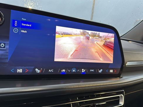 Used 2025 Chevrolet Traverse LT image 23