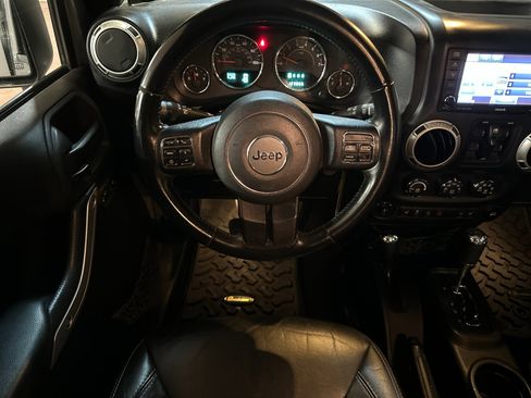 Used 2013 Jeep Wrangler Unlimited Rubicon w/ Dual Top Group image 13