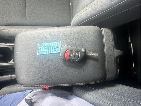 Used 2025 Jeep Wrangler Sahara image 29