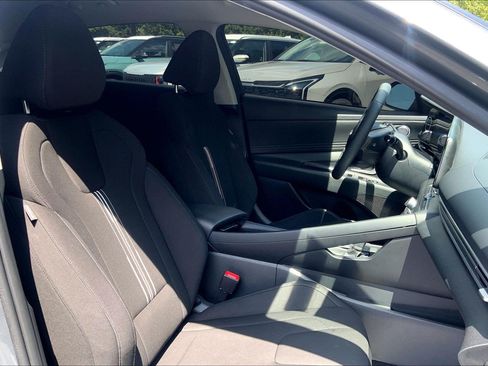 Used 2023 Hyundai Elantra SEL w/ Convenience Package FWD image 9