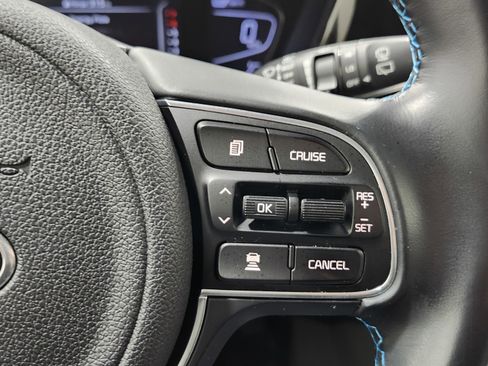 Used 2020 Kia Niro Touring image 32