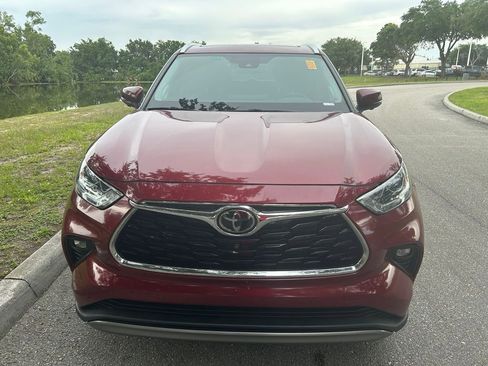 Used 2024 Toyota Highlander Platinum FWD image 9