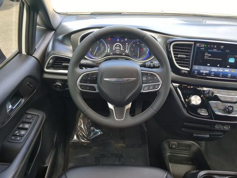 Used 2025 Chrysler Pacifica Select image 16