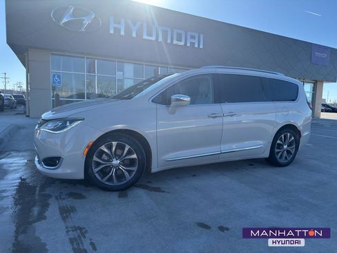 Used 2020 Chrysler Pacifica Limited w/ Tire & Wheel Group image 1