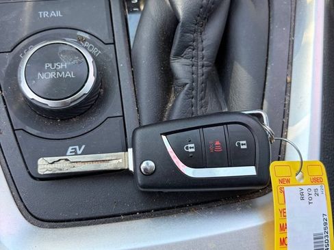 Used 2025 Toyota RAV4 LE AWD/4WD image 14