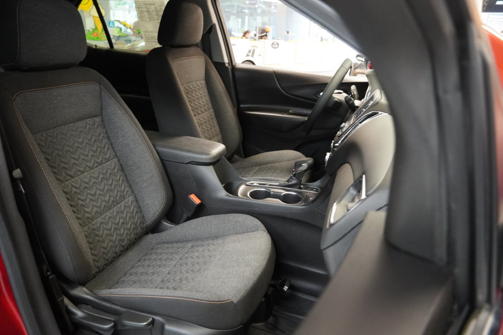 Used 2023 Chevrolet Equinox LT AWD/4WD image 36