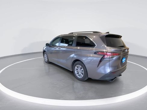 Used 2022 Toyota Sienna XLE image 6