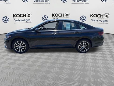 Used 2025 Volkswagen Jetta SE FWD image 4