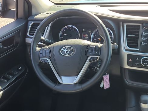 Used 2017 Toyota Highlander LE image 18