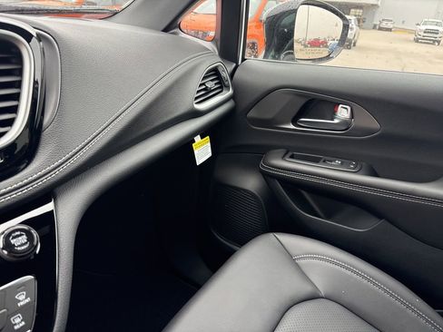 New 2026 Chrysler Pacifica Select FWD image 18