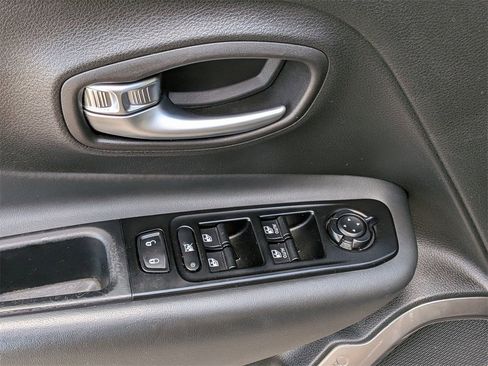 Used 2021 Jeep Renegade Limited image 11