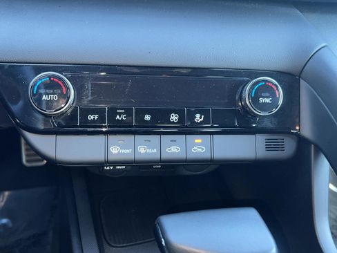 Certified 2025 Hyundai Elantra Sport image 11