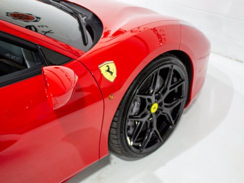 Used 2018 Ferrari 488 GTB RWD image 12
