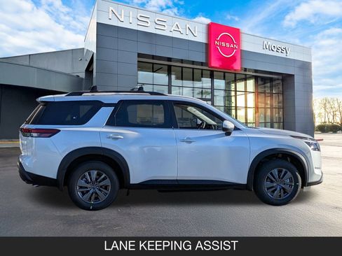 New 2025 Nissan Pathfinder SV image 6