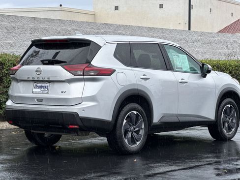 Used 2024 Nissan Rogue SV image 4