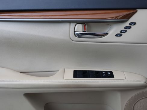 Used 2014 Lexus ES 300h w/ Premium Package w/Bamboo Trim image 12