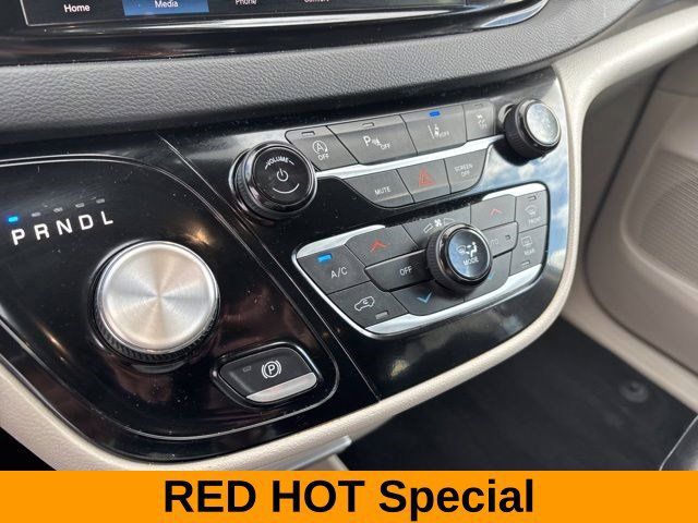 Used 2023 Chrysler Pacifica Touring-L FWD image 22