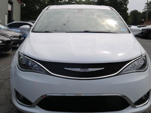 Used 2020 Chrysler Pacifica Touring w/ Tire & Wheel Group FWD image 2