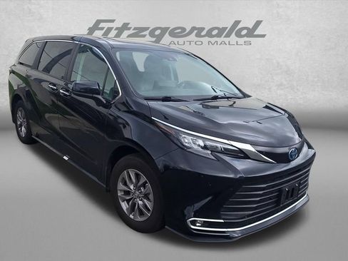 Certified 2024 Toyota Sienna XLE FWD image 1